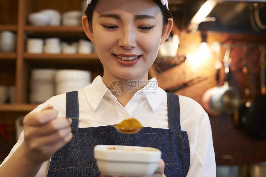 咖啡店认真工作的年轻男女图片