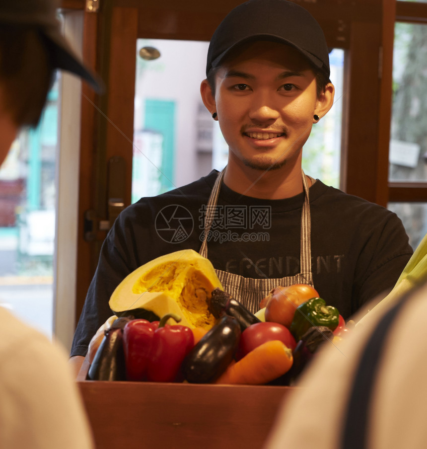 咖啡店认真工作的年轻男女图片