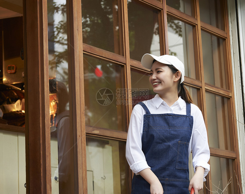 咖啡店认真工作的年轻男女图片