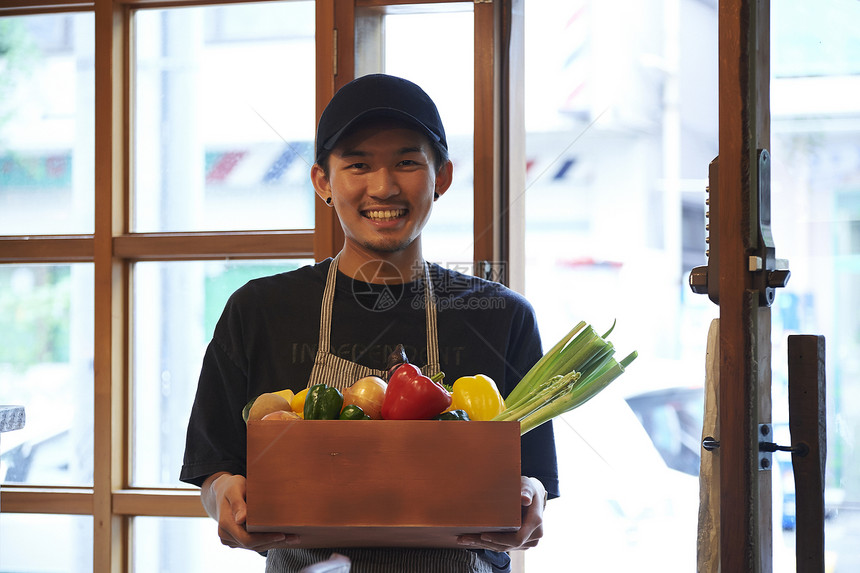 咖啡店认真工作的年轻男女图片