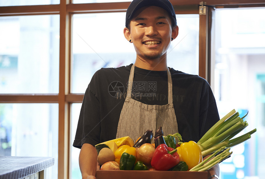 咖啡店认真工作的年轻男女图片