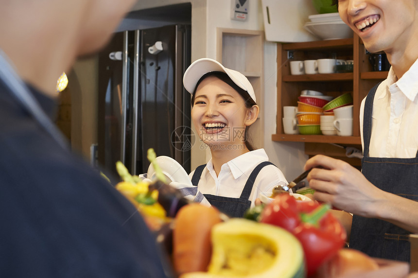 咖啡店认真工作的年轻男女图片