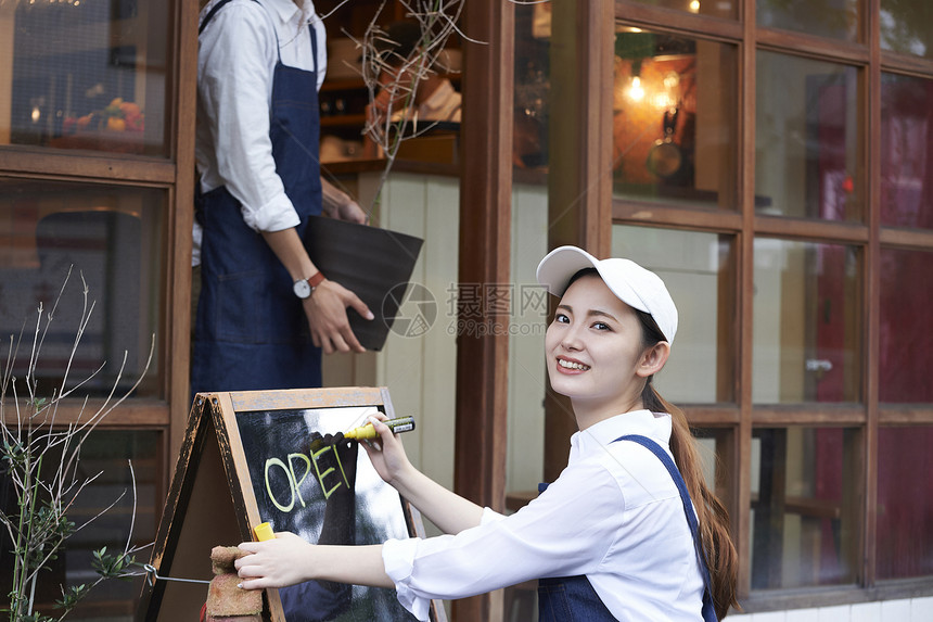 咖啡店认真工作的年轻男女图片