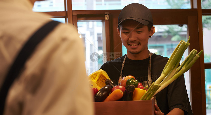 咖啡店认真工作的年轻男女图片