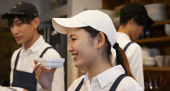 咖哩粉咖啡店认真工作的年轻男女背景