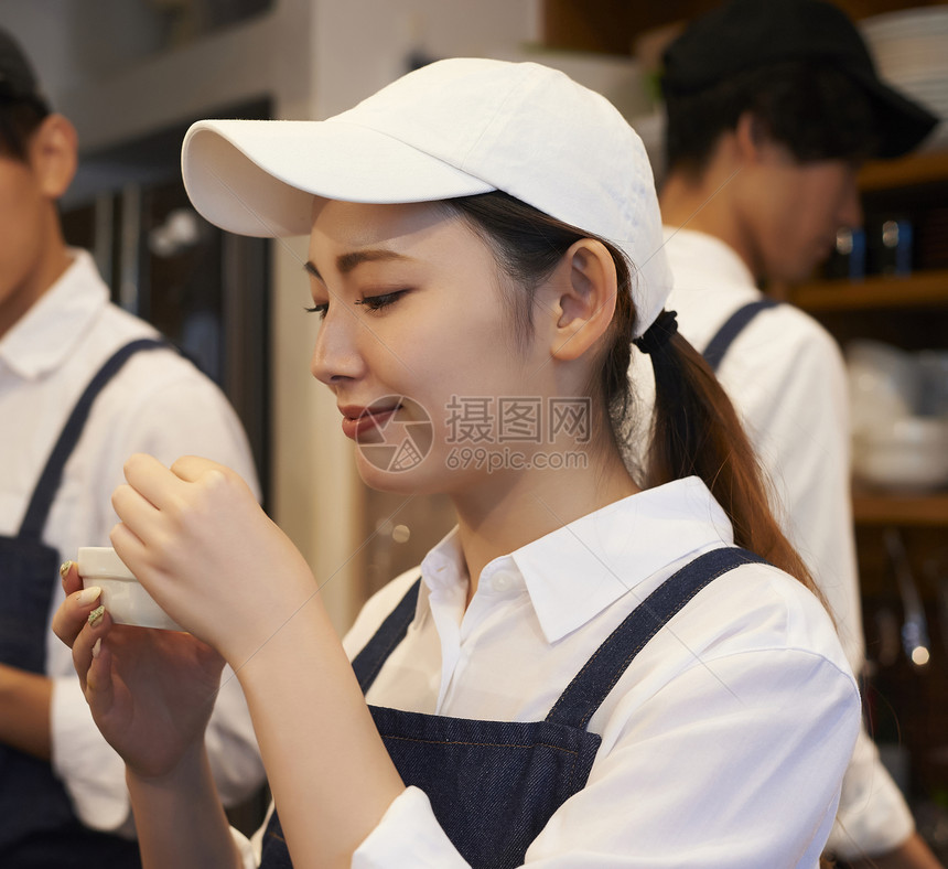 咖啡店认真工作的年轻男女图片