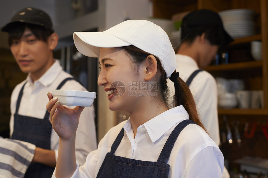 咖啡店认真工作的年轻男女图片