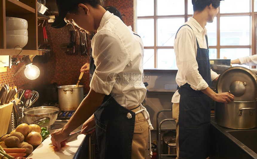 咖啡店认真工作的年轻男女图片