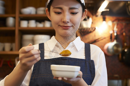 烹调辣的笑脸咖啡厅员工准备香料图片