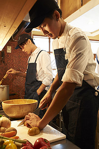 年轻人留白盆工作人员在咖啡馆厨房做饭图片