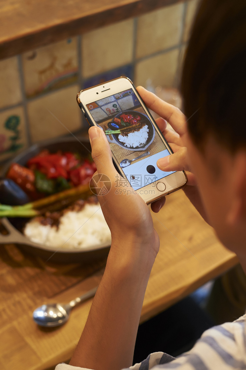 香料餐厅咖喱男子用智能手机拍摄食物图片