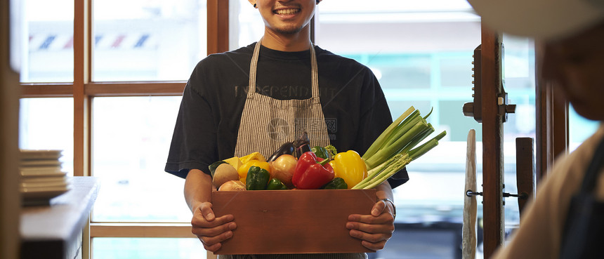 在咖啡店厨房认真工作的年轻男女图片