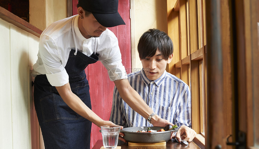 在咖啡店厨房认真工作的年轻男女图片