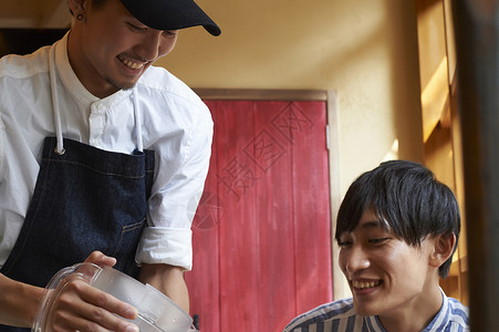 情侣打碎瘦身cafe男顾客和店员图片