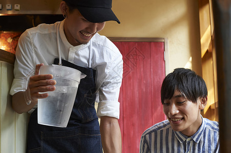 假期午饭秒cafe男顾客和店员图片