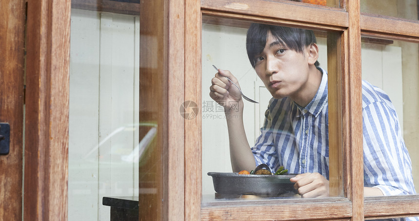 二十几岁食物香料男人吃咖喱图片