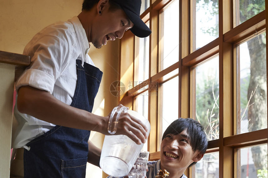 售货员食物围裙咖啡店男顾客和店员图片