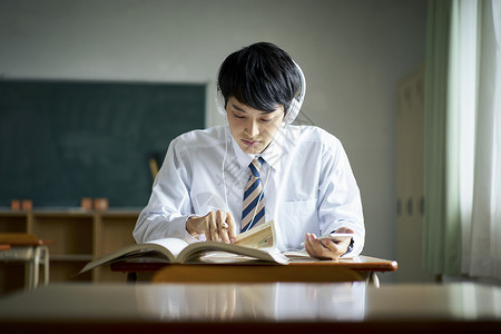 青少年男人们男学生在教室里学习图片