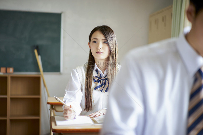 天女孩插座学生在教室里学习图片