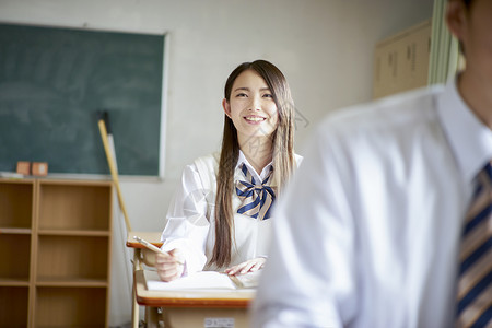 上课女窗口学生在教室里学习图片