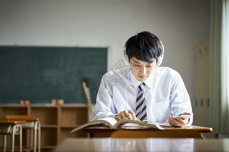 坐着年轻人男学生在教室里学习图片