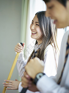 校园生活小学生高兴学生打扫教室高清图片