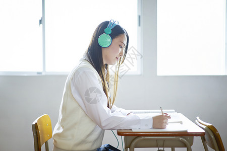 学生在教室认真学习图片