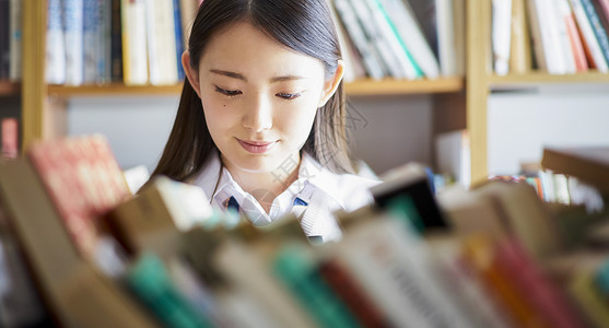 女士空白部分可爱图书馆里的学生背景图片