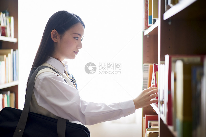 活力肖像小姑娘图书馆里的学生图片