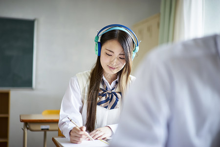 室内年轻人年轻学生在教室里学习图片