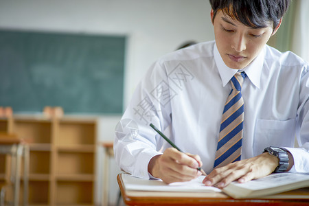 1人男人们青春学生在教室里学习图片