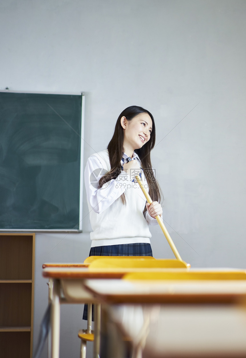 金雀花单人享受学生打扫教室图片