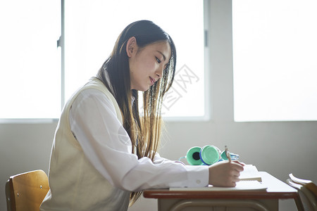 女孩们明亮天学生在教室里学习图片