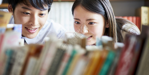 女学校爱恋图书馆里的学生图片