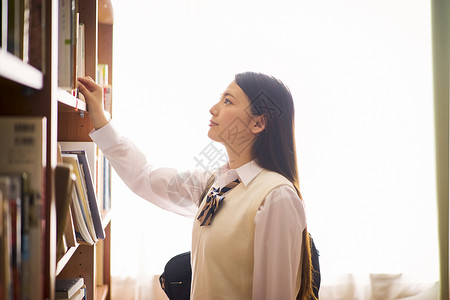 青春美女延长图书馆里的学生图片