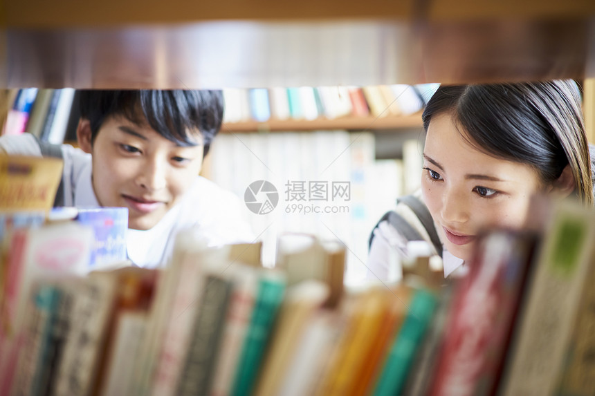 女爱人参考书图书馆里的学生图片