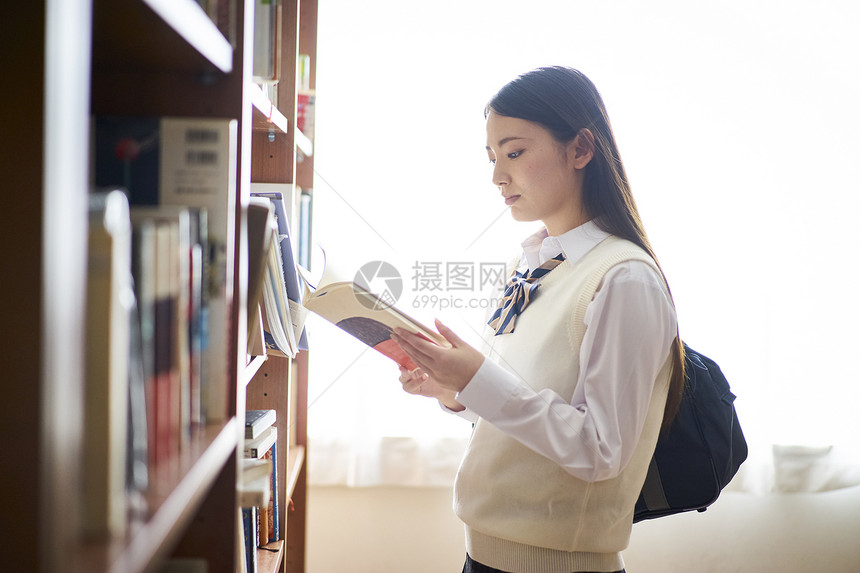 美少女青少年图书馆里的学生图片