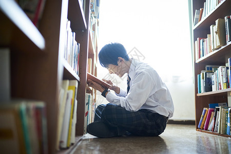 日本人文学插座图书馆里的学生图片
