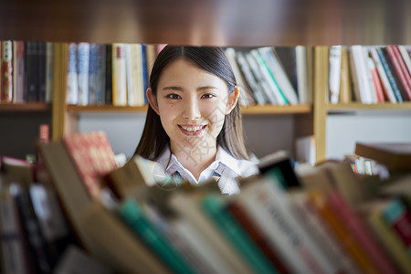 学生妹天举起青少年图书馆里的学生背景