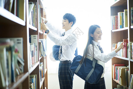 两个男生朋友阅览室上半身爱恋图书馆里的学生背景