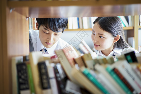 两个人年轻情侣图书馆里的学生图片