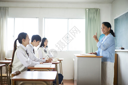 桌子亚洲人年轻学生在教室里学习图片