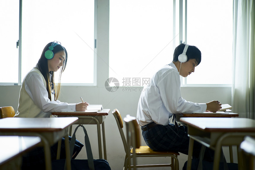 两个人男人们窗户学生在教室里学习图片