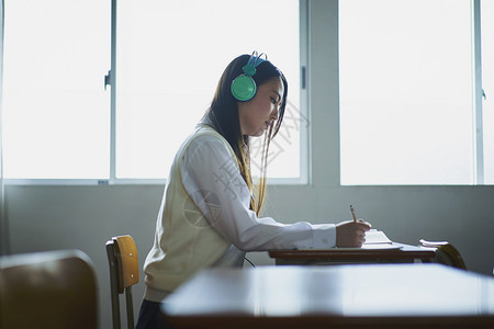 肖像女士窗口学生在教室里学习图片