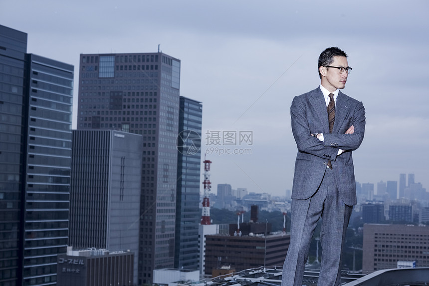 男工作孤独的站立在屋顶的商人图片