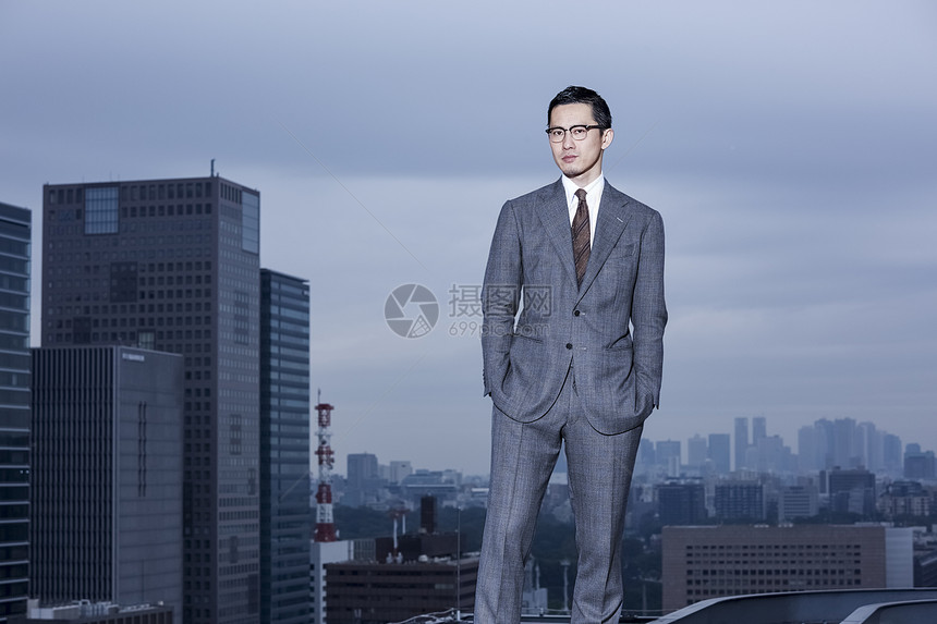 站立在屋顶的商务男士形象图片