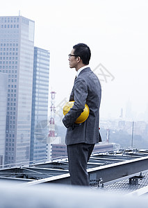 现场监督高层建筑男子站立在屋顶的商人图片