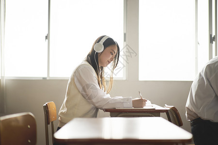 椅子少女人物学生在教室里学习背景图片