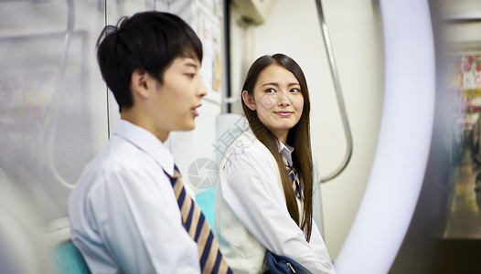 青年女亲热做火车的学生到学校图片