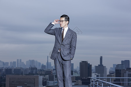 1人亚洲人阴天站立在屋顶的商人图片